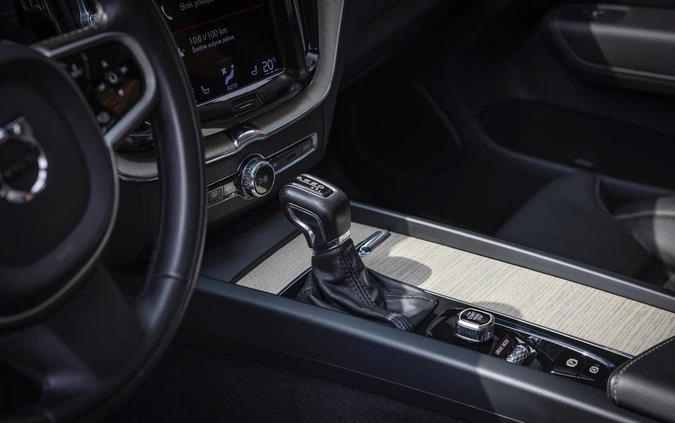 Volvo XC 60 cena 172000 przebieg: 79000, rok produkcji 2021 z Pruszków małe 667